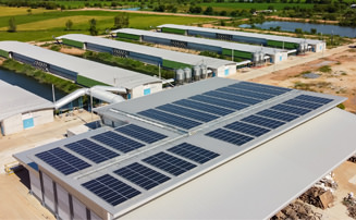 Industrieanlage mit Photovoltaik Anlagen auf den Dächern für gewerbliche Kunden